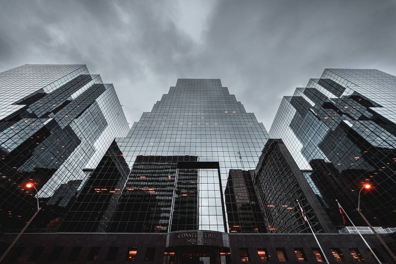 Volumes and lines of a contemporary building